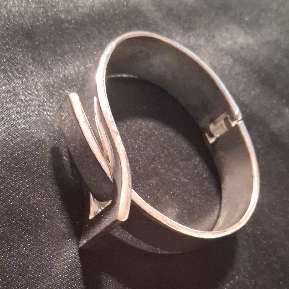 Vintage Silver Fitness Wristband - Picture 8 of 10